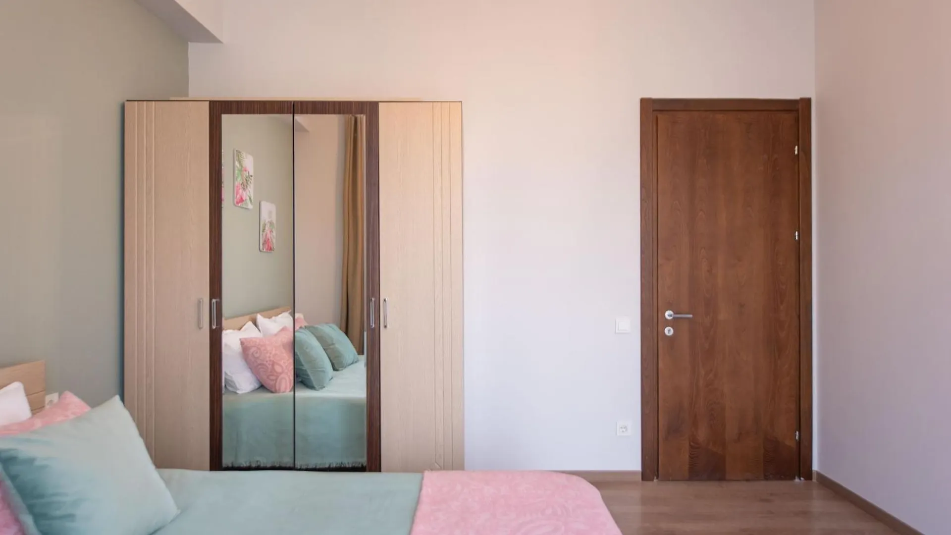 Gg Home - New, Cozy 1-Bedroom Apartment In Saburtalo Tbilisi 0*,  Georgien